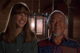 Hilary Swank contó que aún no la invitan a participar en Cobra Kai