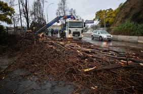 Sistema frontal en Valparaíso: autoridades reportan hasta 15 mil hogares sin luz y advierten lluvias sobre 200 mm