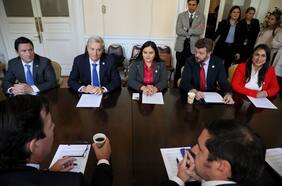 Los postergados de Elizalde: republicanos, libertarios y socialcristianos aún esperan llamada para dialogar sobre reformas políticas