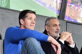 Michael Clark y Manuel Mayo llegan a la ANFP para protestar por los cobros arbitrales contra la U