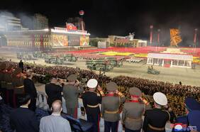 Corea del Norte muestra misiles nucleares y drones en desfile nocturno para conmemorar 70 años del armisticio