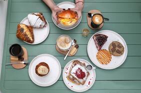 Batârd: el nuevo local en Tobalaba con terraza y pura gula en versión de masa madre