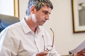 Vacunas, ensayos clínicos, red de laboratorios y una política de IA: ministro de Ciencia exhibe los logros de su cartera en cuenta pública