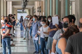 Menos de 16 mil casos y riesgo del “efecto clases”: las proyecciones de la pandemia para el cambio de mando