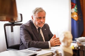 Candidato a la rectoría de la Universidad de Chile celebra la salida de Michael Clark de Azul Azul: “Es una buena noticia”