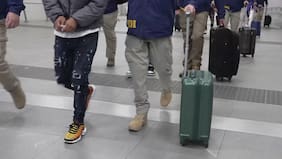 Con destino a Colombia y Perú: sale del país vuelo chárter con 69 extranjeros expulsados