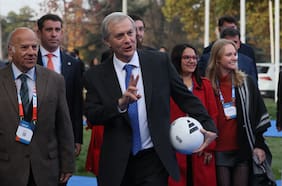 Plan A Mover Chile, tolerancia cero con las barras bravas e hincha de la UC: los ejes de José Antonio Kast en el deporte