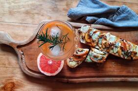 Espumante con pomelo y romero, acompañado de baguette con membrillos y nueces gratinado con queso azul
