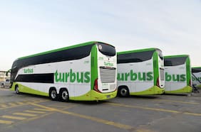 Por cielo y tierra: paros sindicales en aeropuerto y Turbus mantienen en vilo el transporte de pasajeros en el país