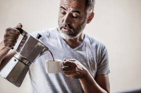 ¿Qué ocurre en tu organismo cuando eliminas o reduces el consumo de cafeína? Esto dice un experto