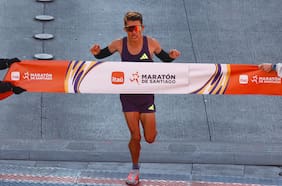 Hugo Catrileo brilla con un podio en el Maratón de Santiago mientras Chepkok impone la hegemonía keniata en la capital