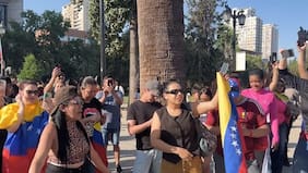 Venezolanos celebran en Santiago la captura de Maduro y afirman que quieren volver a su país