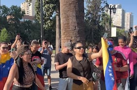 “Este gobierno ya cayó”: venezolanos celebran en Santiago la captura de Nicolás Maduro