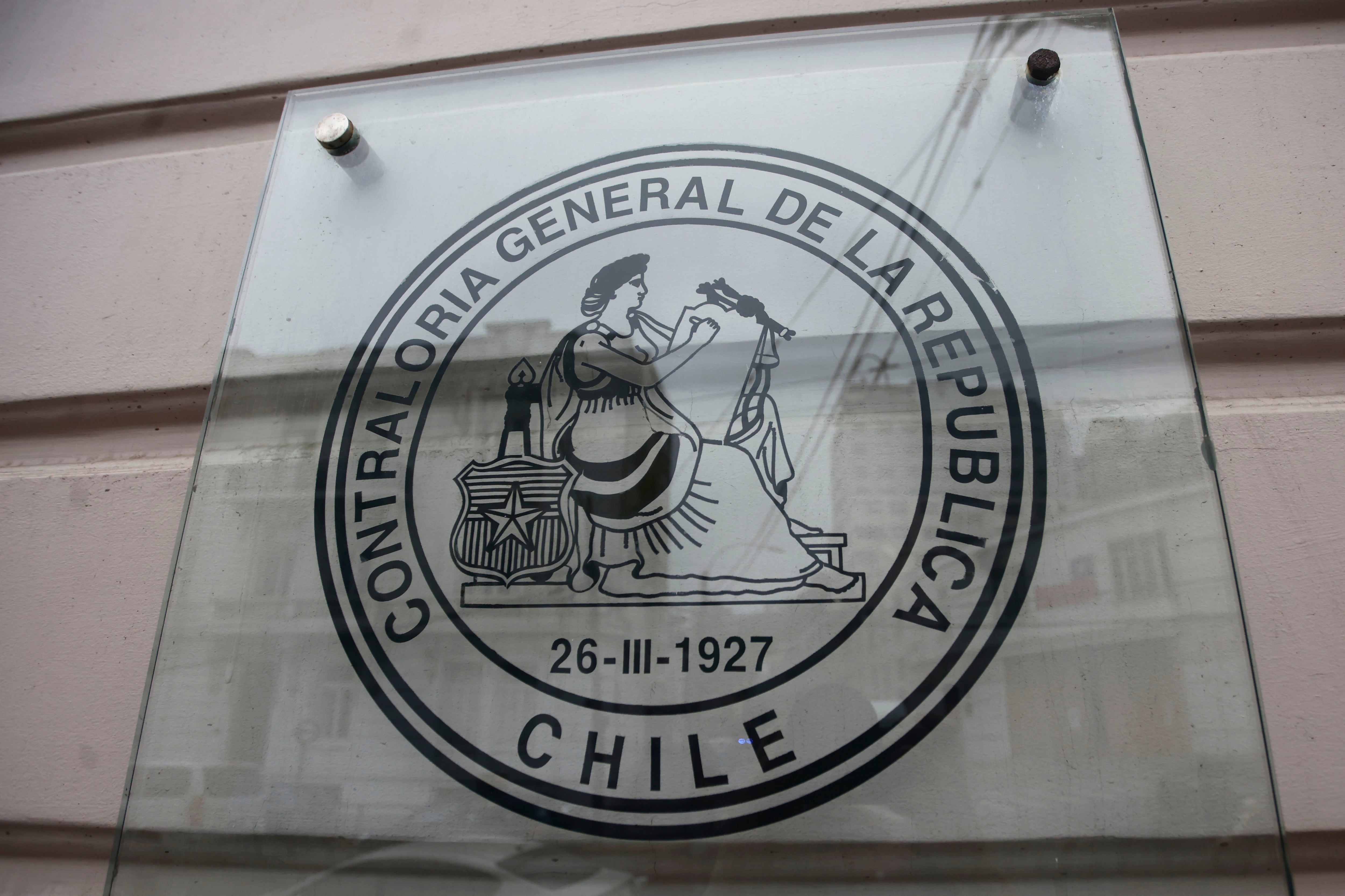 Contraloría detecta que 390 funcionarios públicos permanecen suspendidos por más de un año en sumarios pendientes