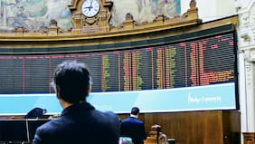 Bolsa de Santiago avanza y el dólar cae previo a decisiones sobre tasas de interés