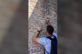 Italia busca a turista que talló su nombre y el de su pareja en el muro del Coliseo Romano