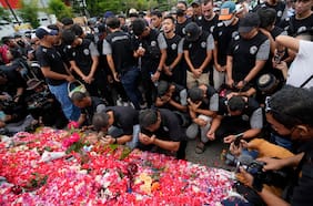 El testimonio de un exfutbolista chileno residente en Indonesia tras la tragedia en el clásico local: “El hincha es de mucho amor y odio; se vuelven loquitos en este país”