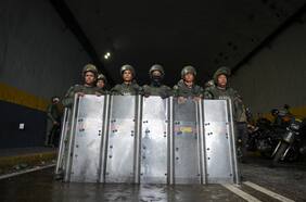 Opositores se asilan en embajada de Argentina en Caracas, rodeada por fuerzas de seguridad de Maduro