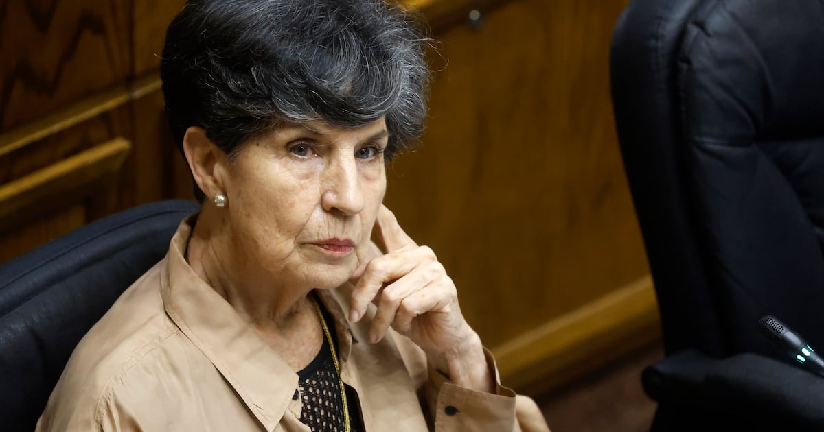 Los pasos del fiscal Cooper para imputar tráfico de influencias a la exsenadora Allende por la fallida compra de Guardia Vieja