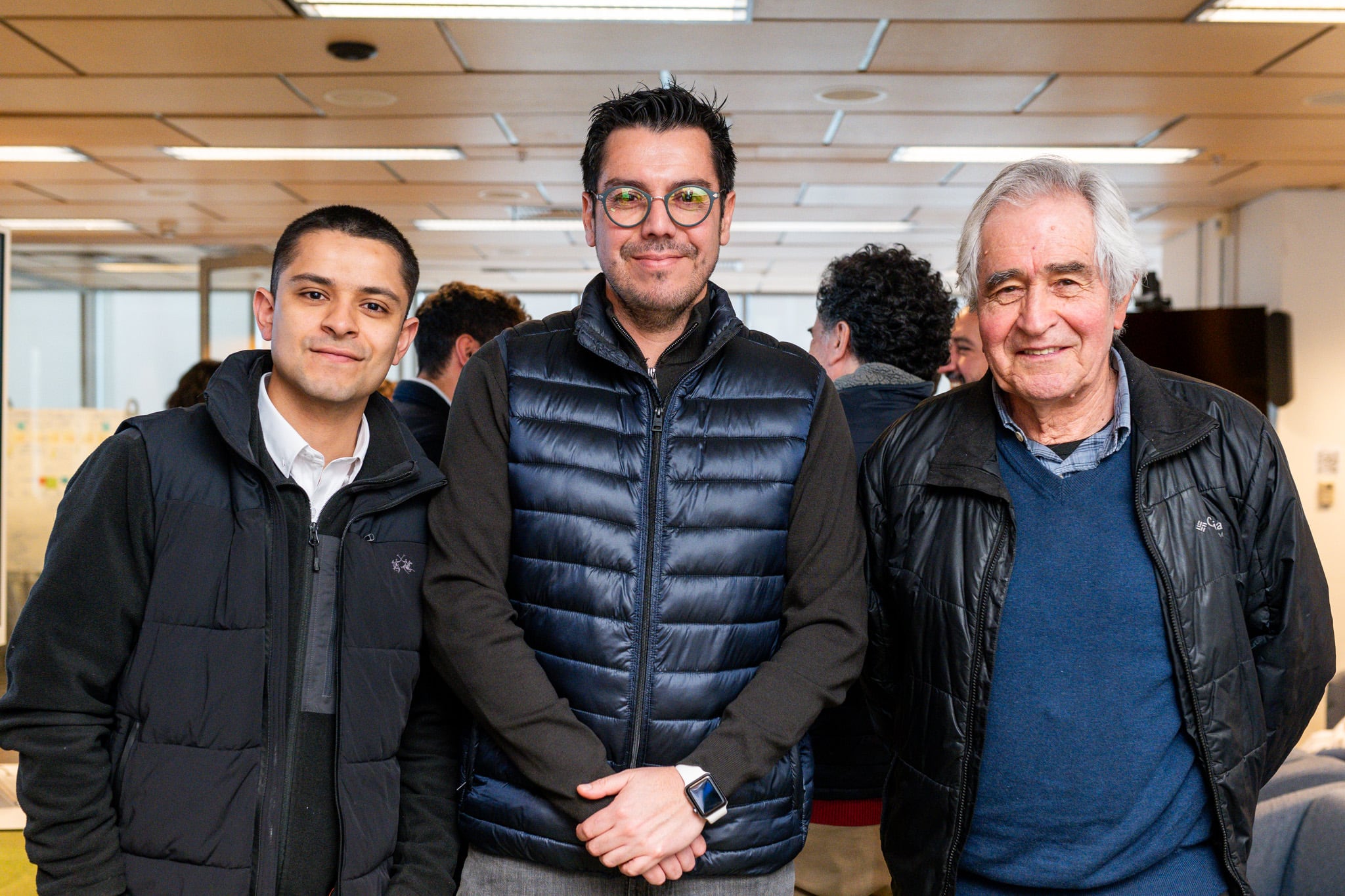 Nicolás Aravena, analista de Sostenibilidad de Entel; Jorge Cancino, subdirector de Educación Continua de la Universidad de Chile; y Gustavo Castillo, beneficiario.