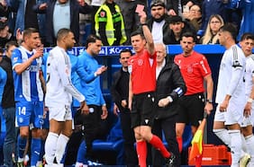 Arriesga un duro castigo: la brutal patada de Mbappé que le valió su primera expulsión en el Real Madrid