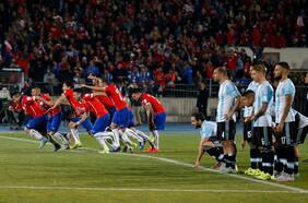 Prensa argentina no supera el trauma de la Roja ni estando en Qatar: “Llegó la banda de Chile”