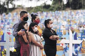 Variante brasileña sigue atemorizando: es más transmisible, “burla” a las vacunas y provoca reinfección