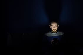 Consejos para evitar el doomscrolling (o adicción a las noticias negativas)