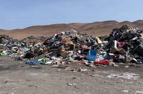 Alto Hospicio: los mini vertederos de ropa que continúan contaminando el Desierto de Atacama