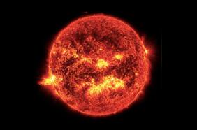 Equivale a 14 veces la Tierra: así se ve el enorme “tornado” de plasma captado en el Sol