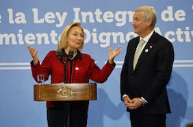 El gesto del Presidente Kast con Cecilia Morel en firma para implementación de Ley Integral de Adultos Mayores