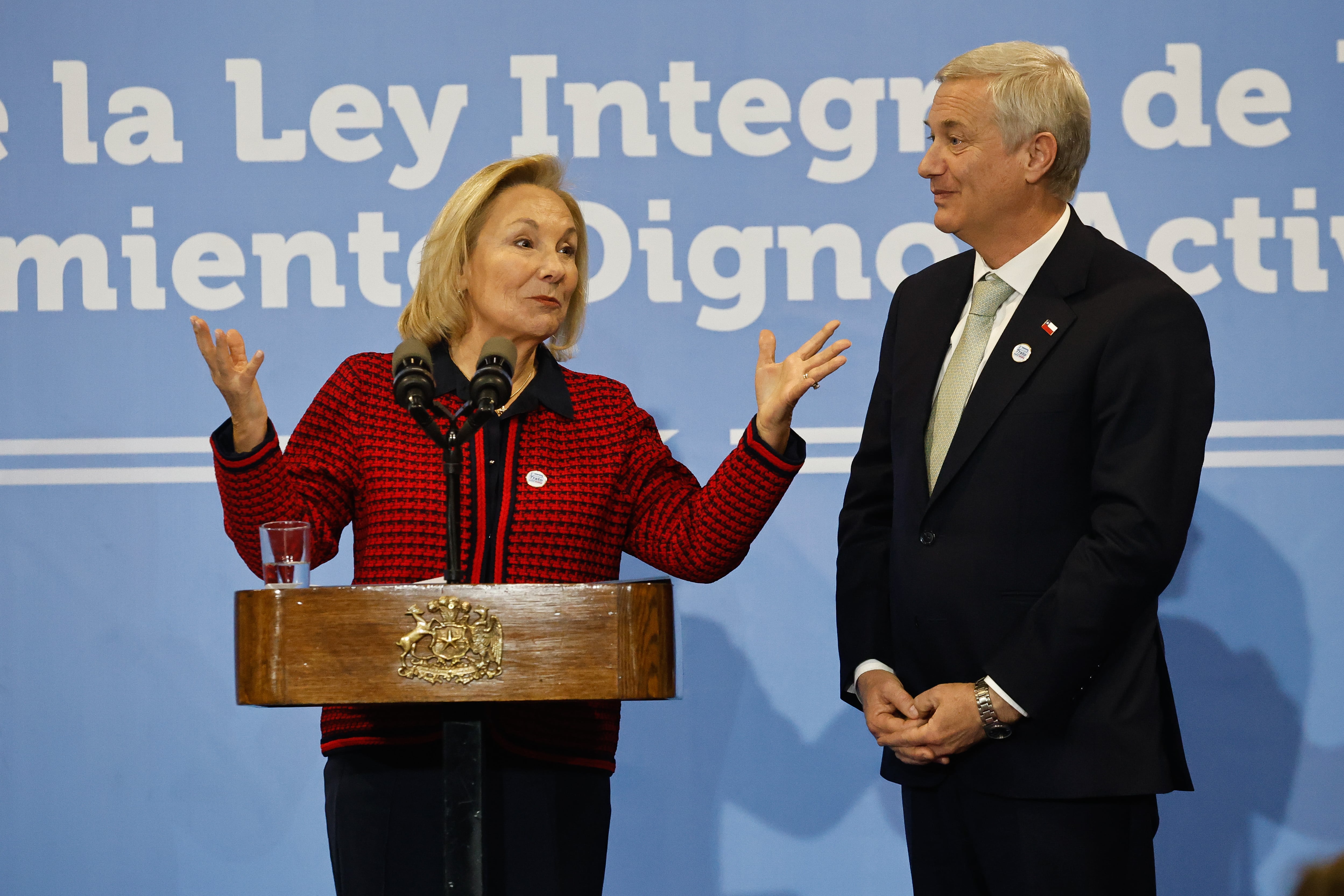 El gesto del Presidente Kast con Cecilia Morel en firma para implementación de Ley Integral de Adultos Mayores