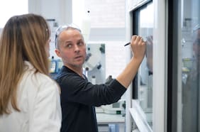 Es químico y podría ser el científico con la fórmula para acabar con el 70% de las muertes por cáncer