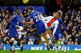 César Azpilicueta es llevado al hospital tras sufrir brutal patada en la cara en la caída del Chelsea