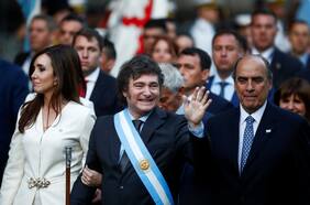 Argentinos huyen de los depósitos bancarios tras descomunal recorte en las tasas de interés