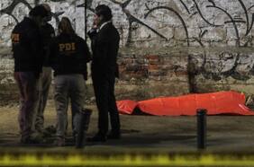 En la vía pública, los fines de semana en la madrugada y menores de 30 años: las características de los homicidios del 2023 en Chile