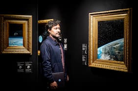 Pintar la Tierra desde el espacio: cómo Nicolás Radic retrató el mundo al óleo