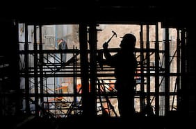 Despidos por necesidad de la empresa caen 4,6% a mayo, pero expertos afirman que mercado laboral sigue débil