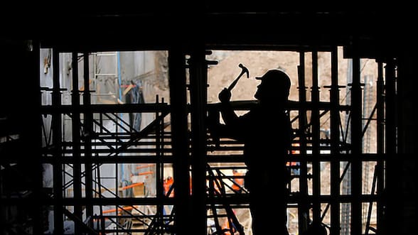 Despidos por necesidad de la empresa caen 4,6% a mayo, pero expertos afirman que mercado laboral sigue débil