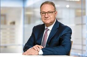 El australiano y ex CEO de Anglo American llegó a Chile para investigar el accidente en El Teniente de Codelco
