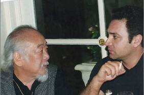 La noche en que Luis Jara cantó “Bésame mucho” (y fumó) con el señor Miyagi