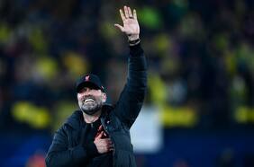 Nunca caminará solo: la emoción de Klopp ante el himno del Liverpool