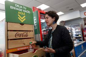 Ministra de Medio Ambiente anuncia que almacenes estarán obligados a contar con bebidas en envases retornables