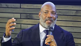 Jelani Cobb, decano de Periodismo en Columbia: “Debe haber límites sobre cómo la IA accede a la información”