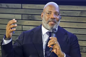 Jelani Cobb, decano de Periodismo en Columbia: “Debe haber límites sobre cómo la IA accede a la información”