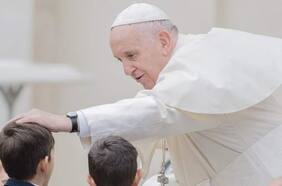 Papa Francisco llega a Chipre en una visita centrada en plena crisis migratoria en Europa