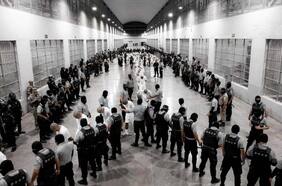 Bukele planea ampliar megacárcel para albergar a más migrantes deportados de EE.UU.