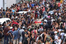 Tras megaoperativo policial en Río de Janeiro que dejó 64 muertos: vecinos trasladan decenas de cadáveres a plaza São Lucas