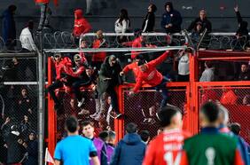 Timonel de Independiente se lava las manos tras los graves incidentes: “Corresponde una sanción a Universidad de Chile”