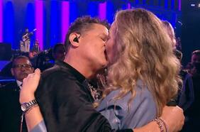 Quién es Claudia Elena Vásquez, la esposa de Carlos Vives con la que se dio el beso más apasionado de Viña en pleno show